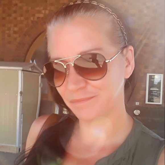 Meet your Posher, Michelle - Picture 2 of 2